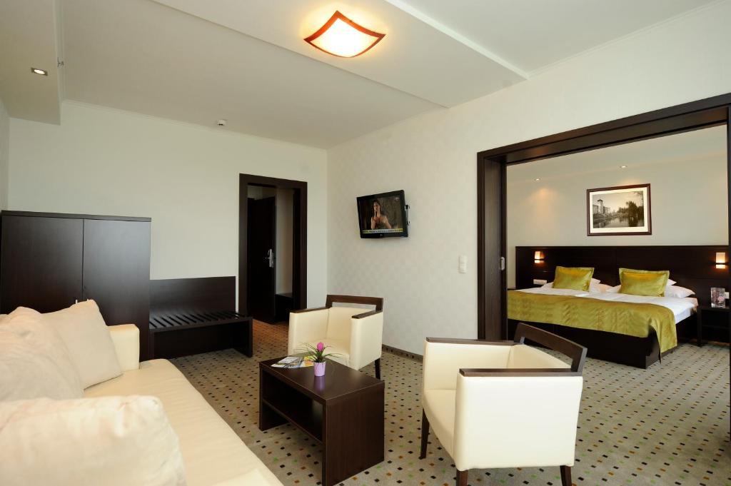Hunguest Hotel Gyula Bagian luar foto