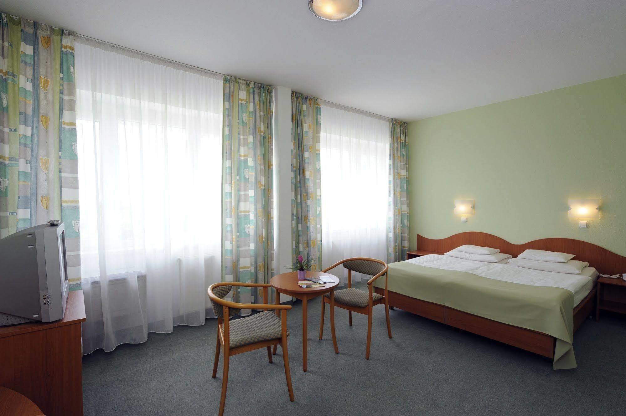 Hunguest Hotel Gyula Bagian luar foto